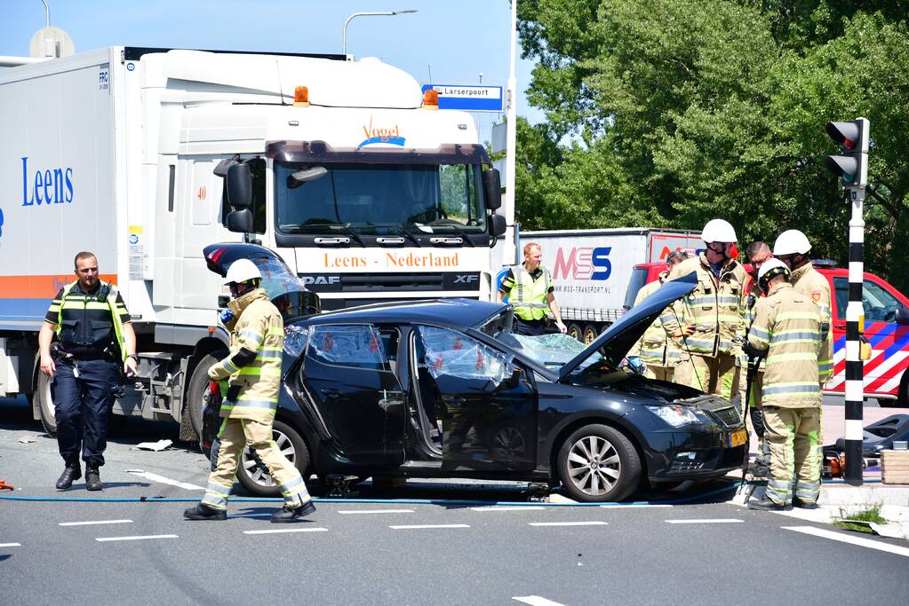 Meerdere voertuigen botsen op kruising