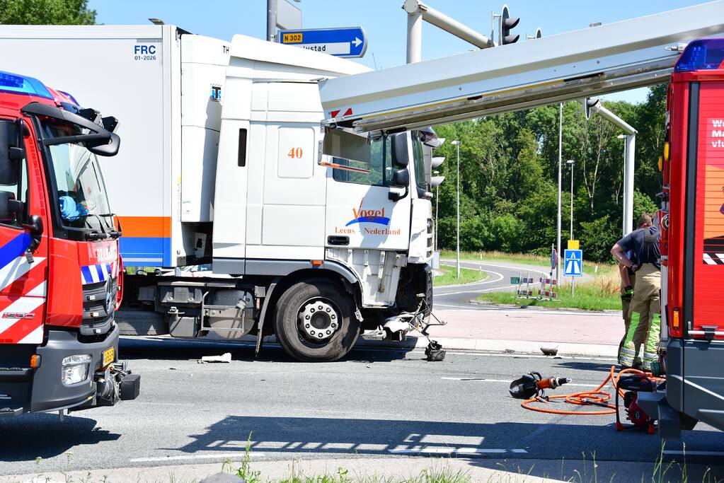 Meerdere voertuigen botsen op kruising
