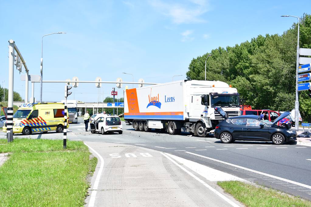 Meerdere voertuigen botsen op kruising