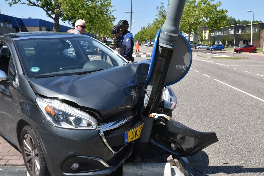 Automobilist klapt vol op lichtmast in Schiehart