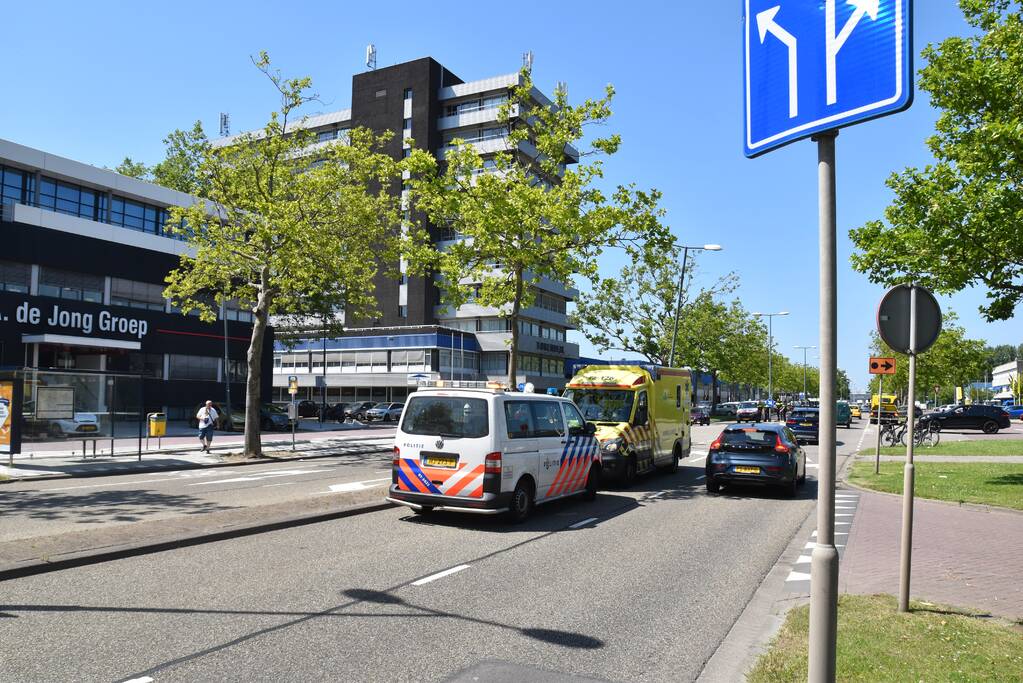 Automobilist klapt vol op lichtmast in Schiehart