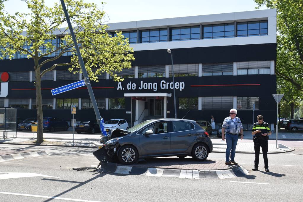 Automobilist klapt vol op lichtmast in Schiehart