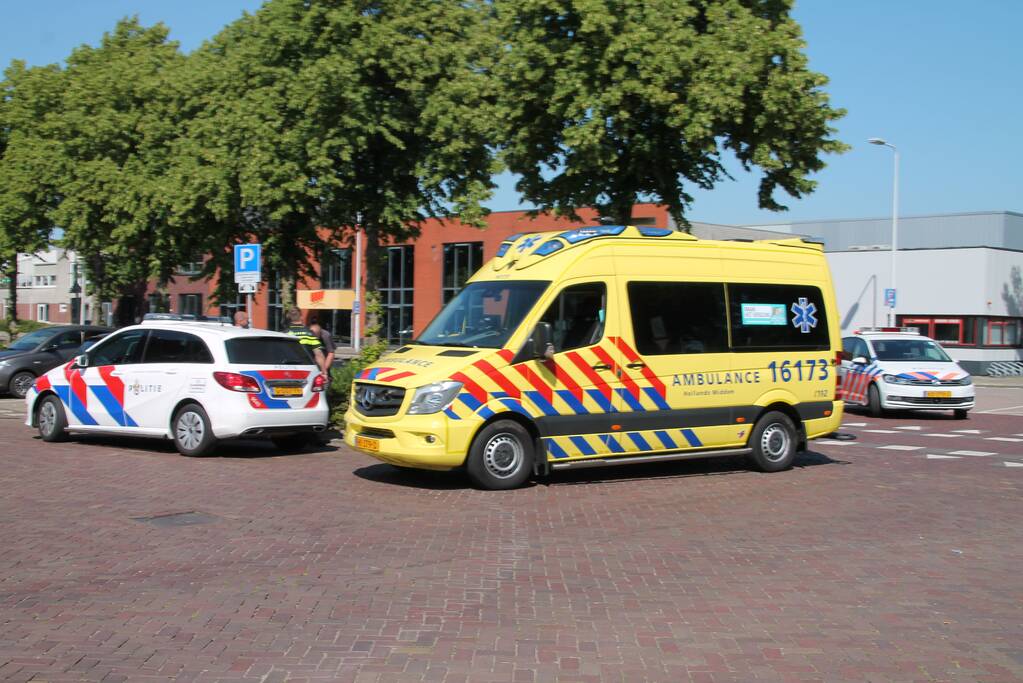 Vrouw op scooter aangereden door bestelbus