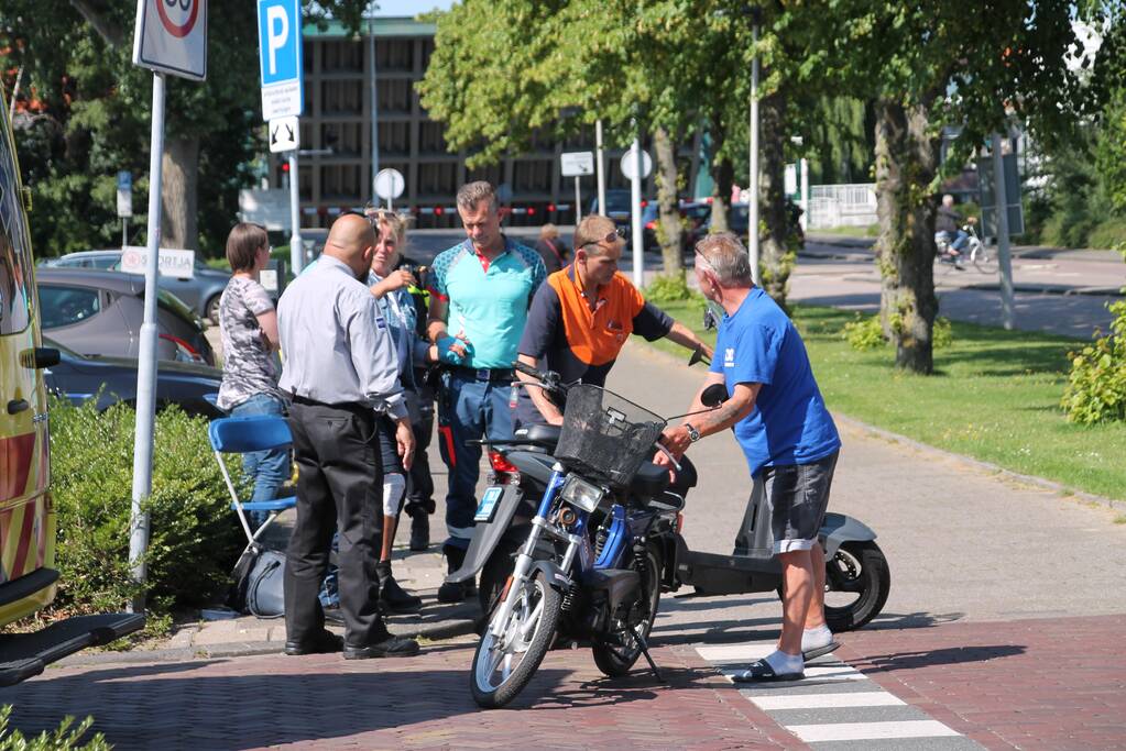 Vrouw op scooter aangereden door bestelbus