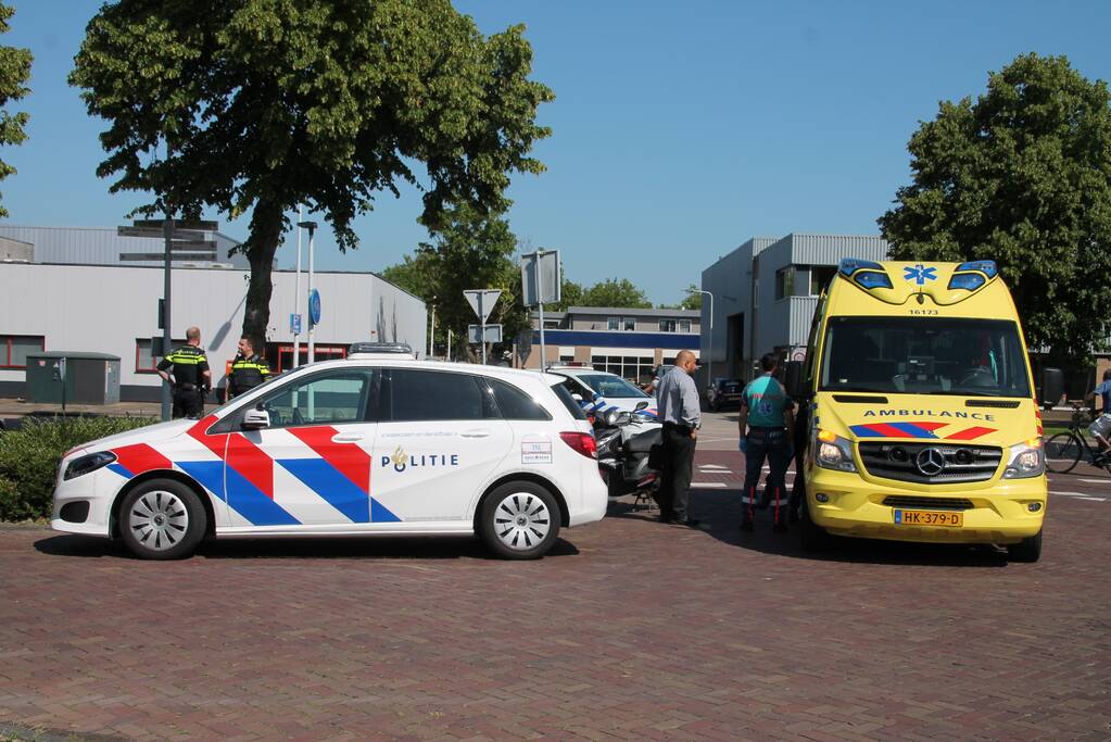 Vrouw op scooter aangereden door bestelbus