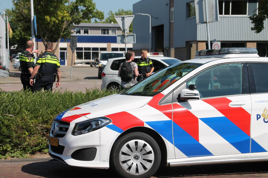 Vrouw op scooter aangereden door bestelbus