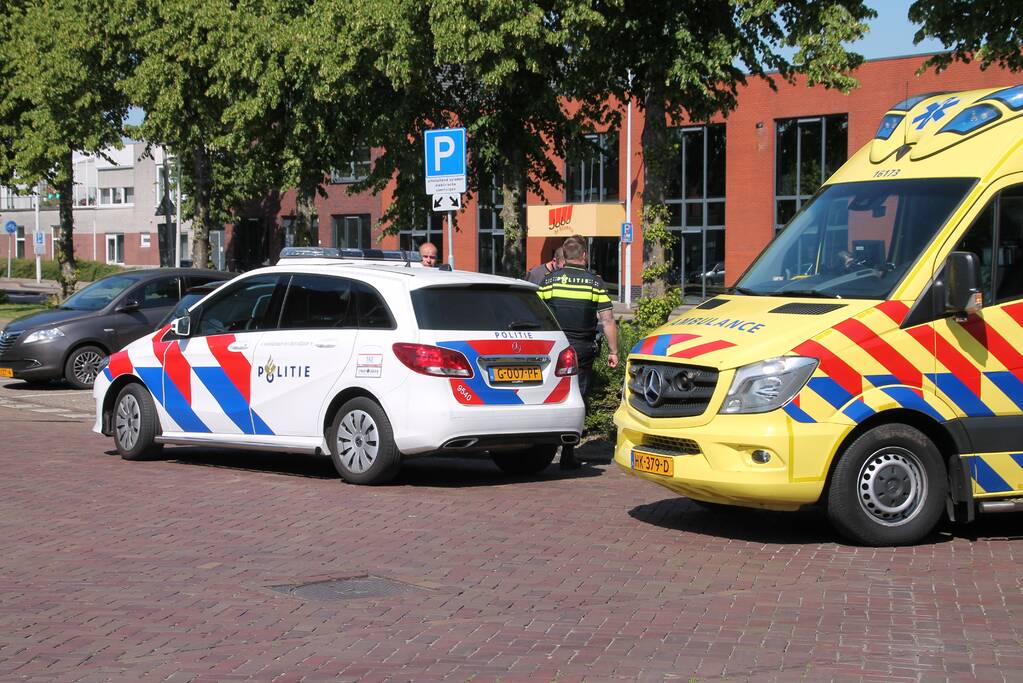 Vrouw op scooter aangereden door bestelbus
