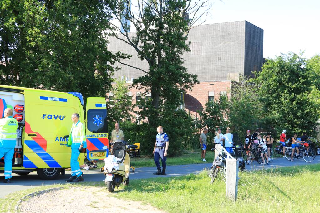 Twee scooterrijders gewond na botsing