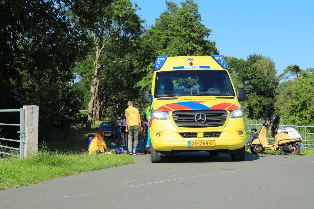 Twee scooterrijders gewond na botsing