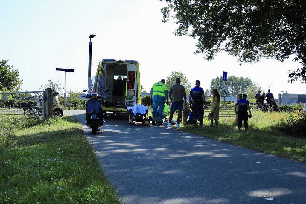 Twee scooterrijders gewond na botsing
