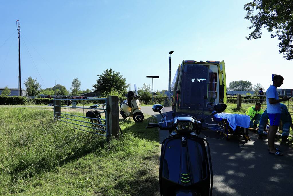 Twee scooterrijders gewond na botsing