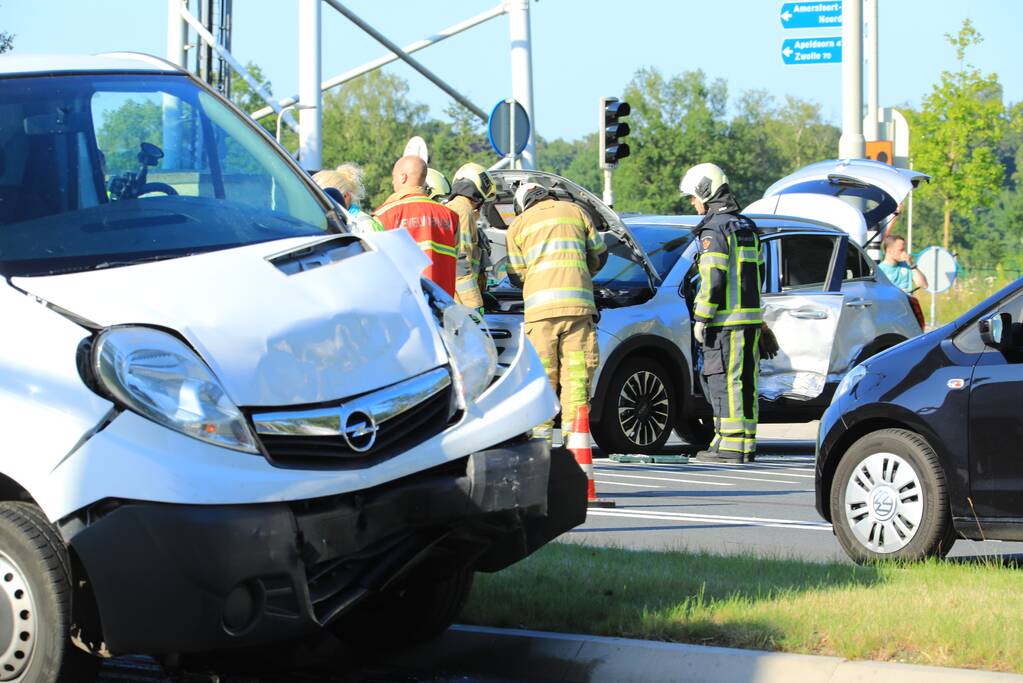 Bestelbus en auto botsen op kruising