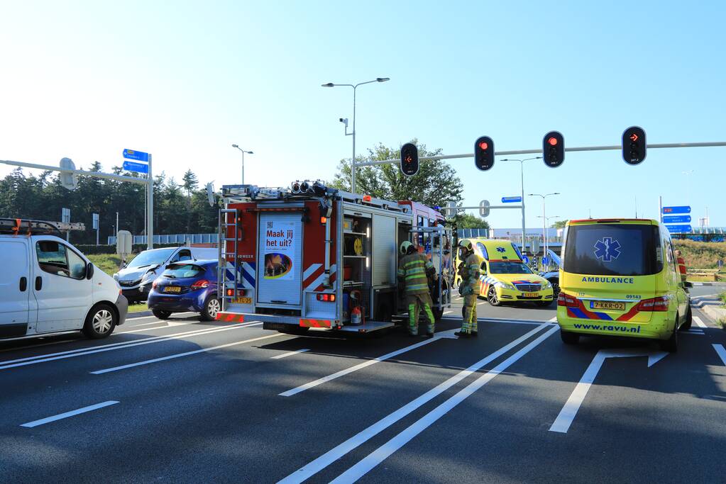 Bestelbus en auto botsen op kruising