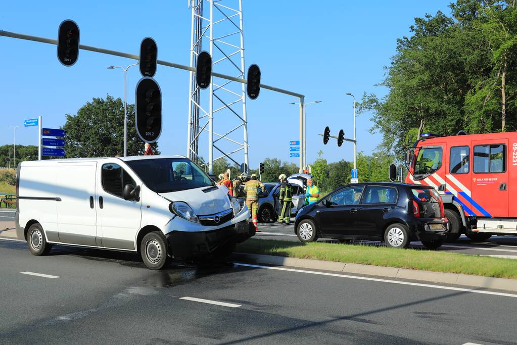 Bestelbus en auto botsen op kruising