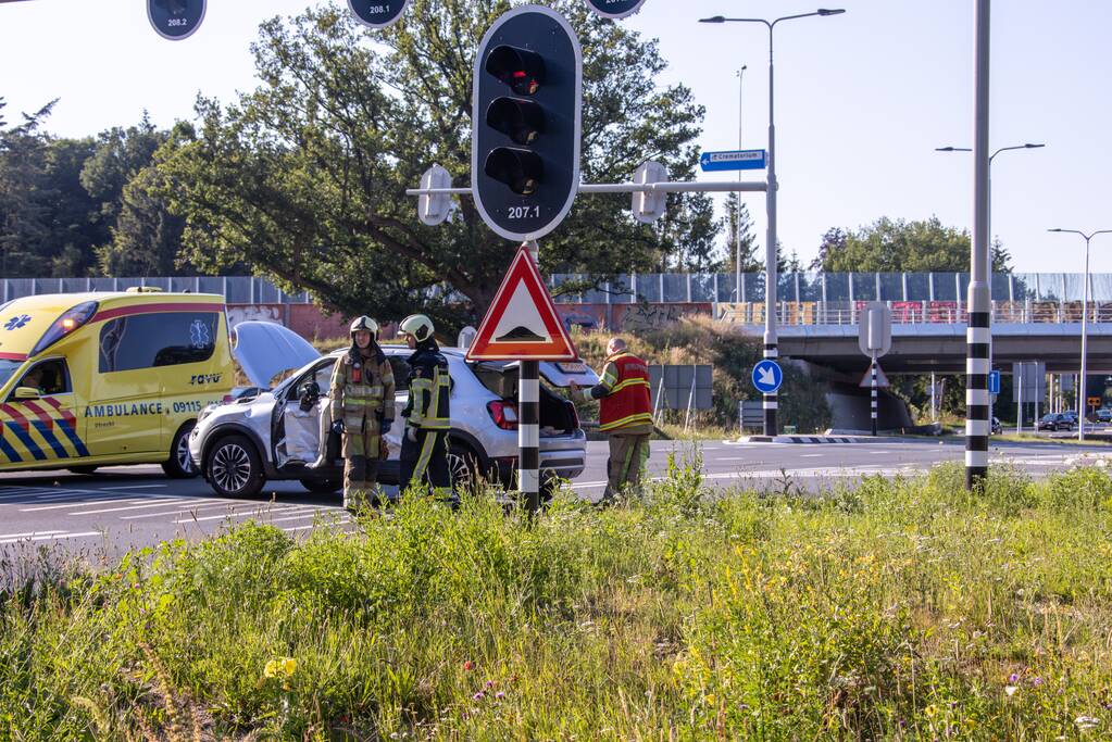 Bestelbus en auto botsen op kruising