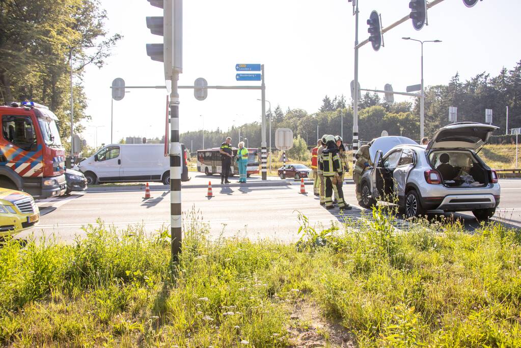 Bestelbus en auto botsen op kruising