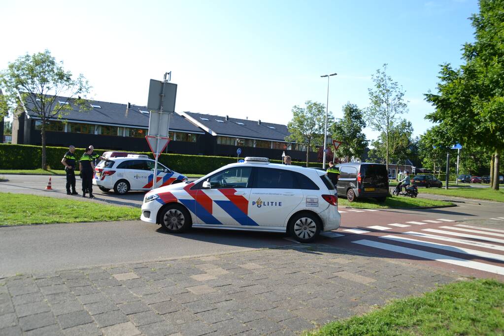 Wielrenner gewond door botsing met busje