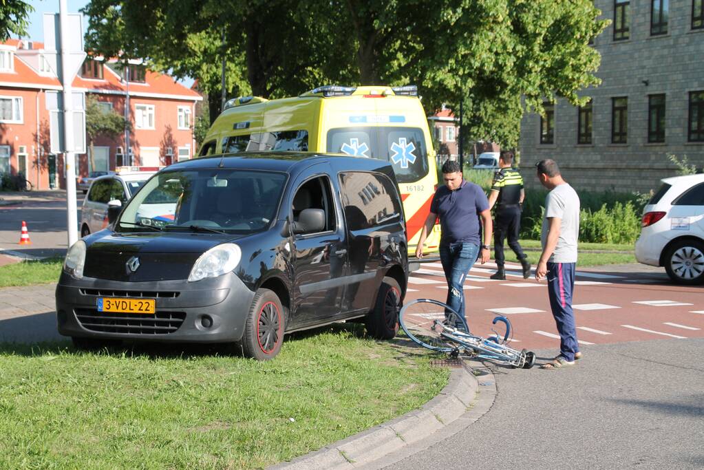 Wielrenner gewond door botsing met busje
