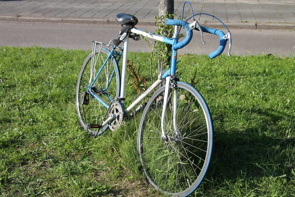 Wielrenner gewond door botsing met busje