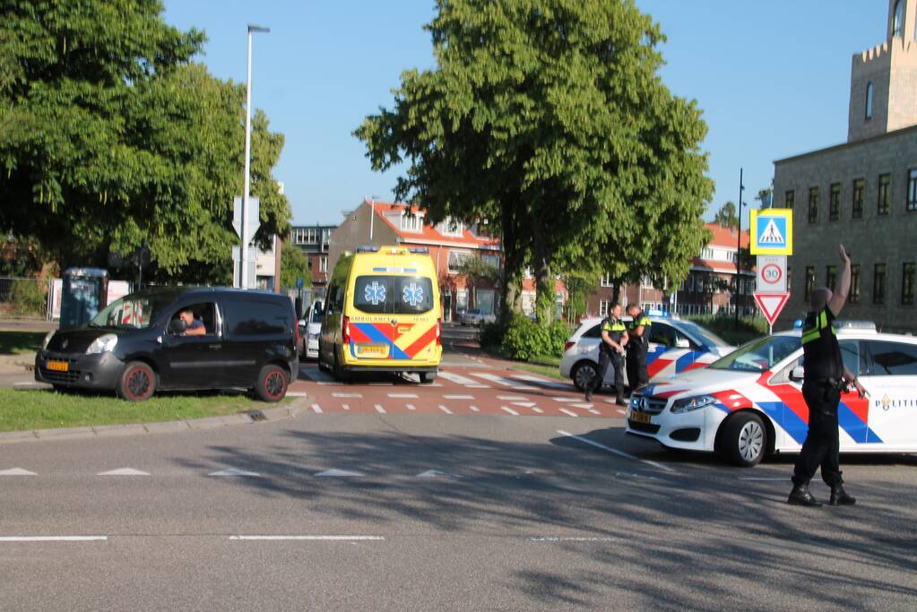 Wielrenner gewond door botsing met busje