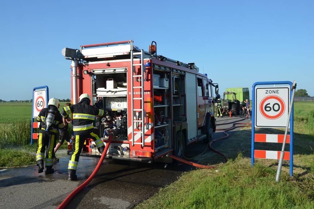 Trekker brandt uit tijdens hooibouw