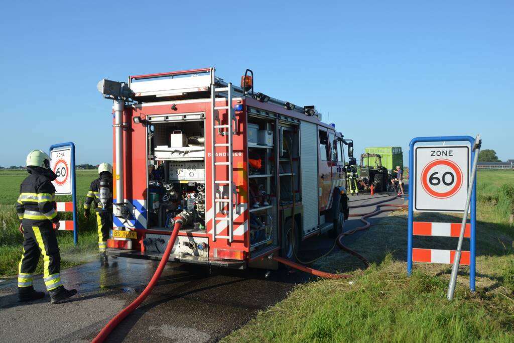 Trekker brandt uit tijdens hooibouw