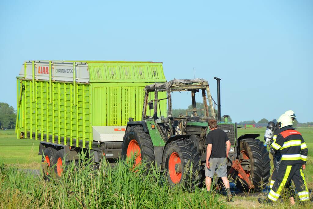 Trekker brandt uit tijdens hooibouw
