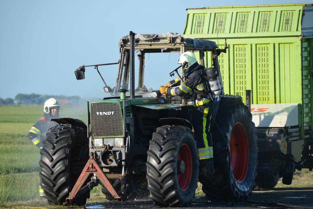 Trekker brandt uit tijdens hooibouw