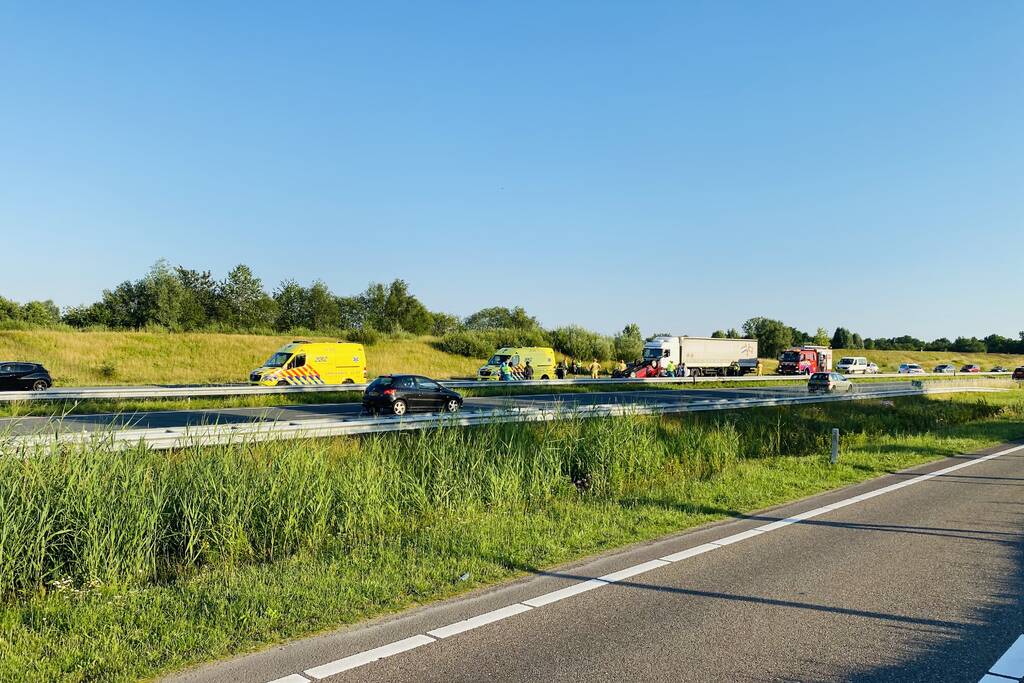 Auto belandt op zijn kop op snelweg