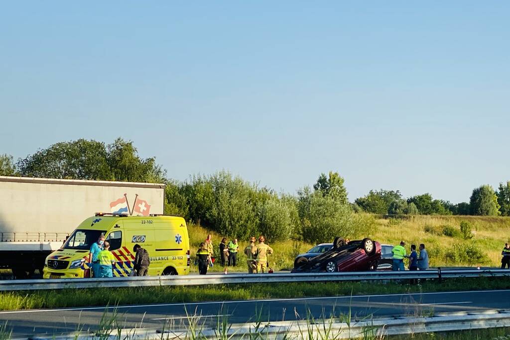 Auto belandt op zijn kop op snelweg