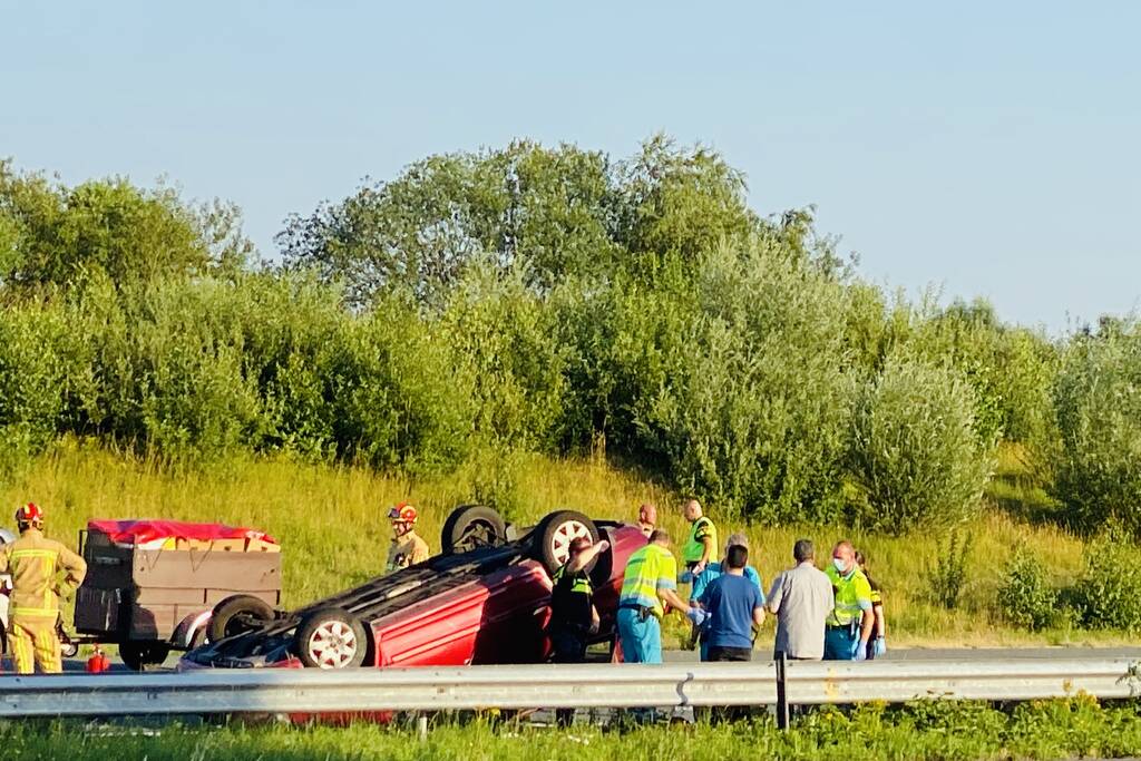 Auto belandt op zijn kop op snelweg