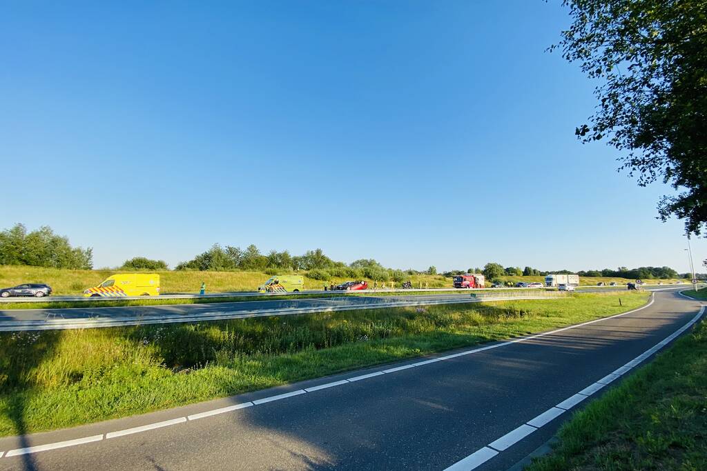 Auto belandt op zijn kop op snelweg