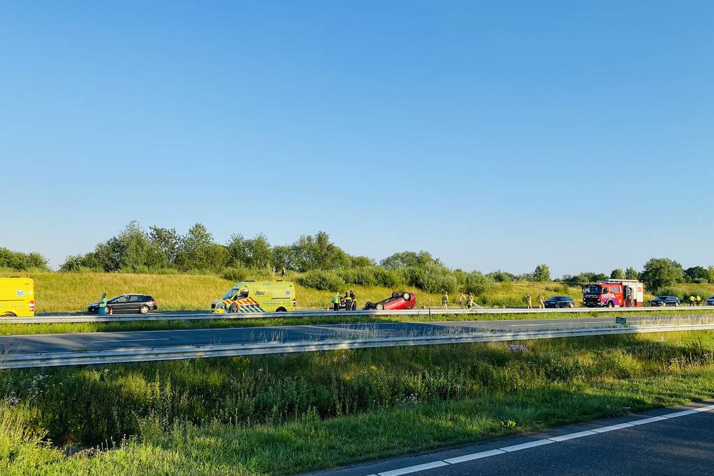 Auto belandt op zijn kop op snelweg
