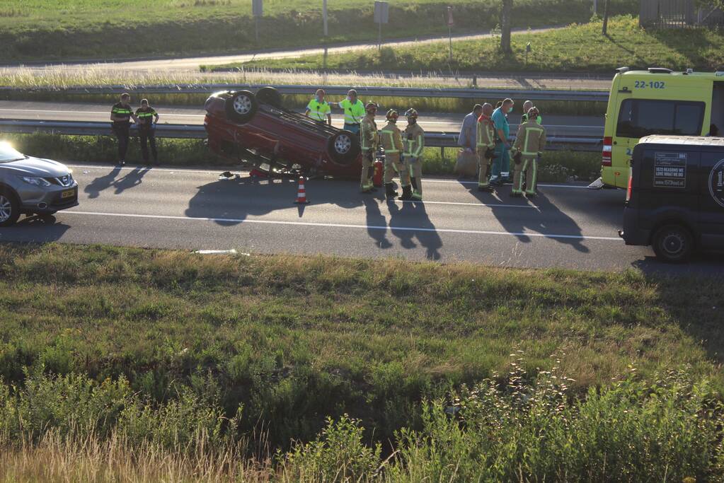 Auto belandt op zijn kop op snelweg