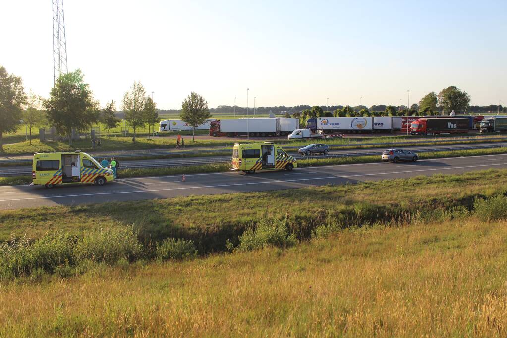 Auto belandt op zijn kop op snelweg