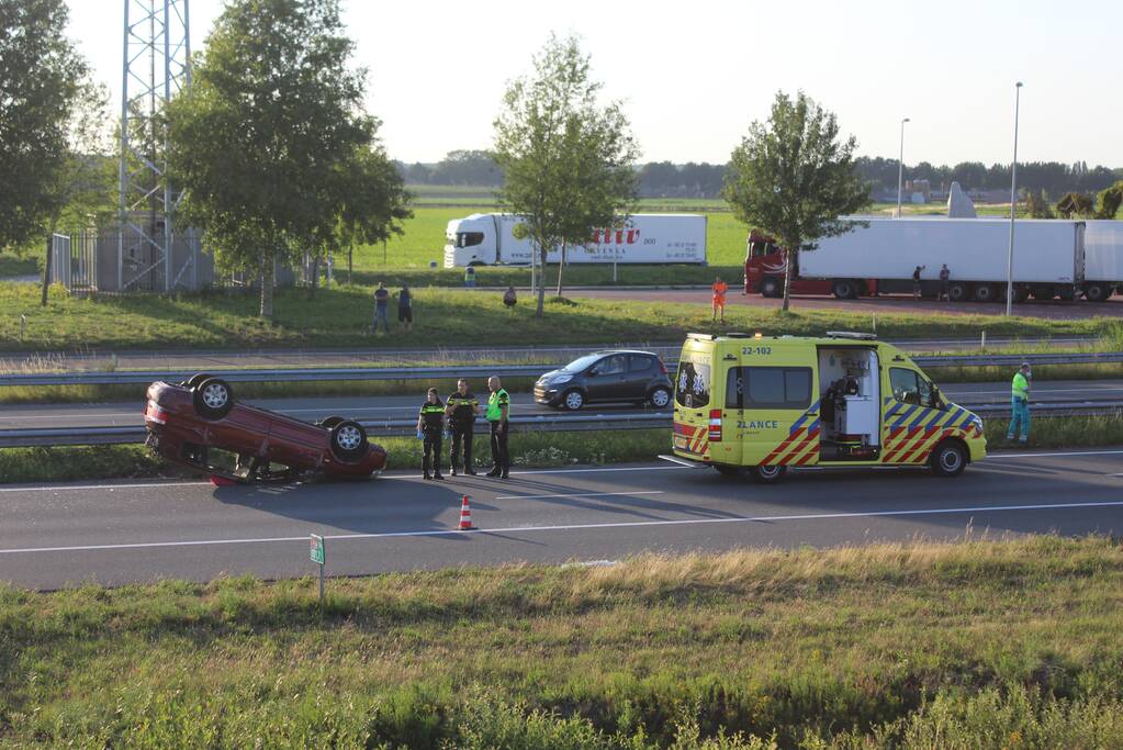 Auto belandt op zijn kop op snelweg