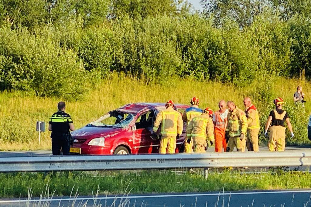 Auto belandt op zijn kop op snelweg