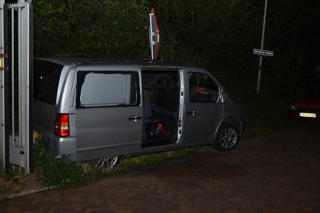 Geparkeerd busje brandt uit