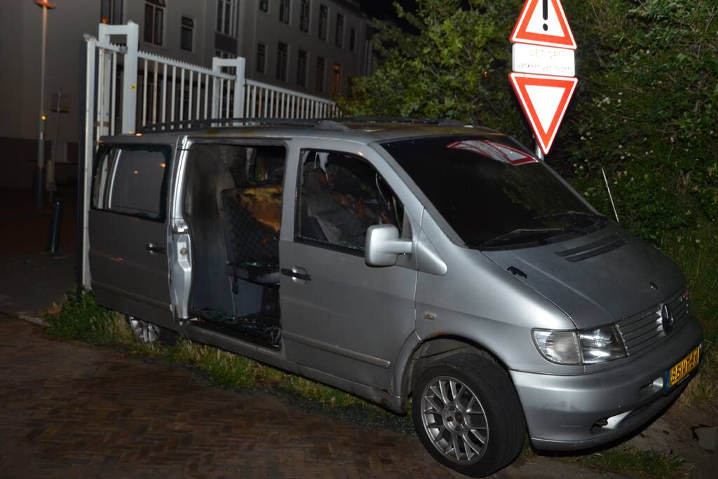 Geparkeerd busje brandt uit