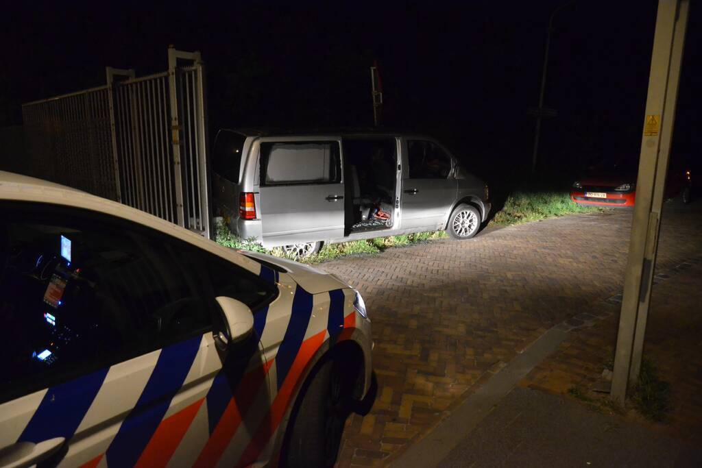 Geparkeerd busje brandt uit