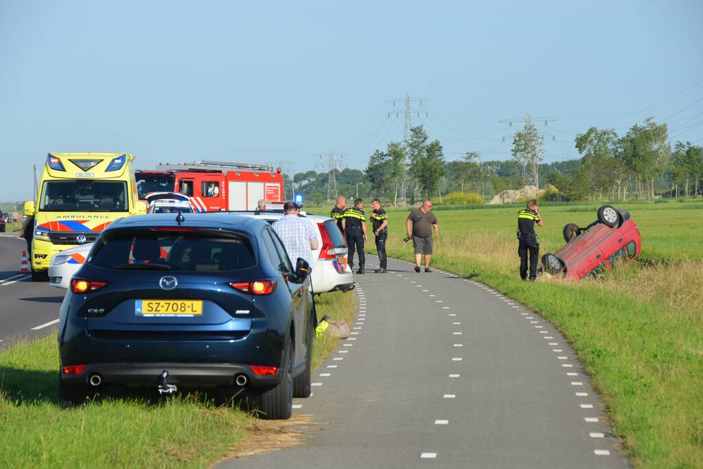 Auto belandt op de kop in greppel