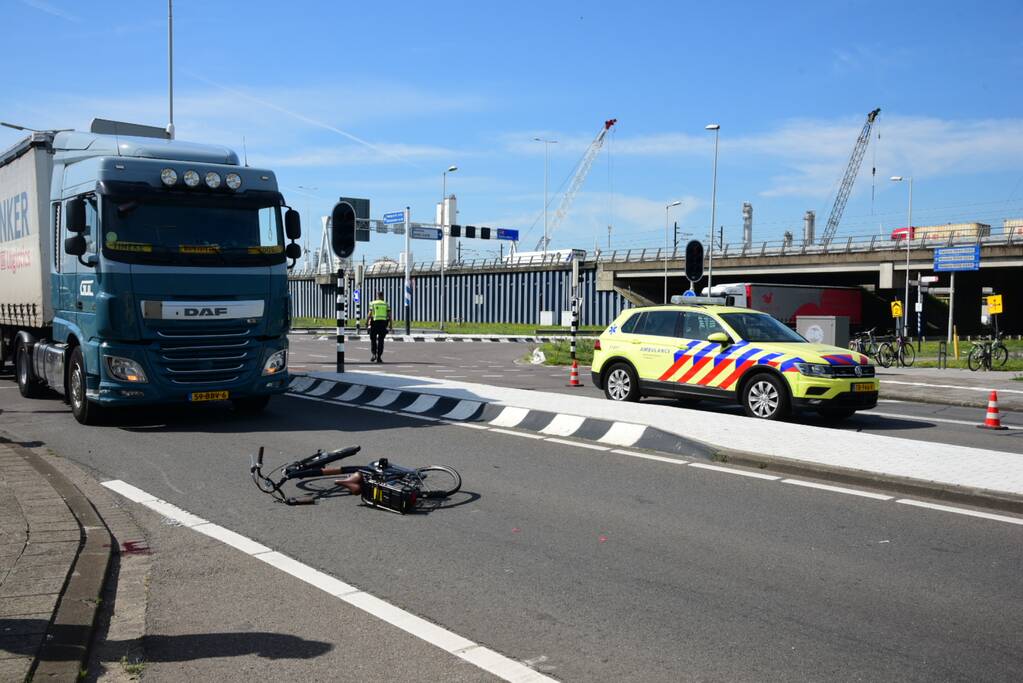 Fietser aangereden door vrachtwagen