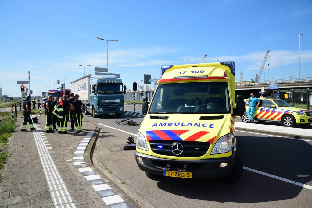 Fietser aangereden door vrachtwagen
