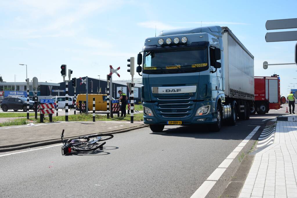 Fietser aangereden door vrachtwagen
