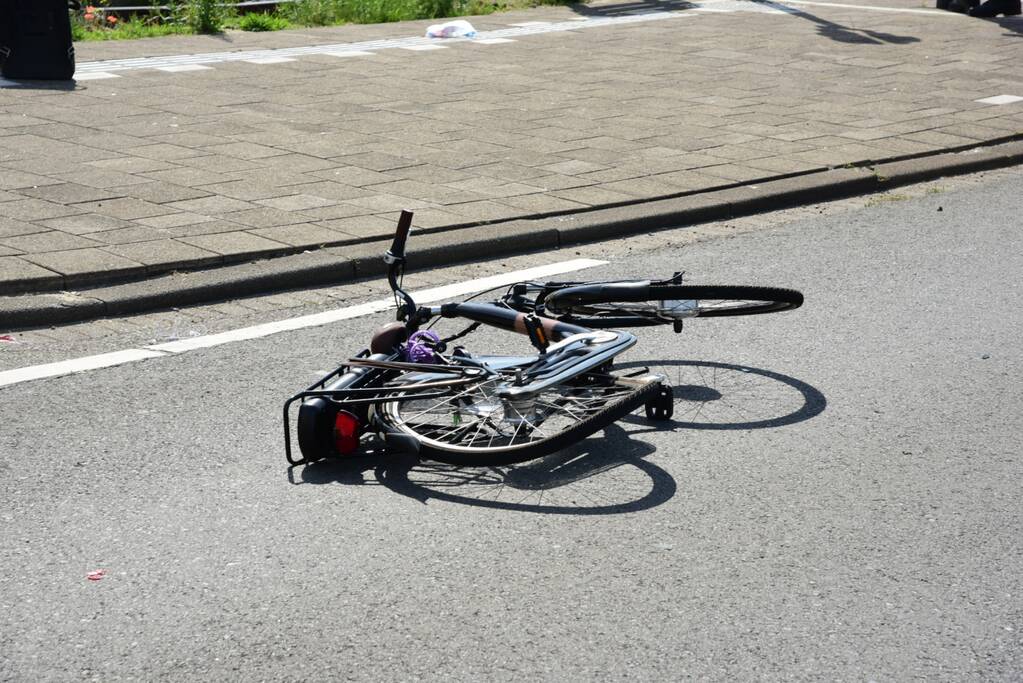 Fietser aangereden door vrachtwagen