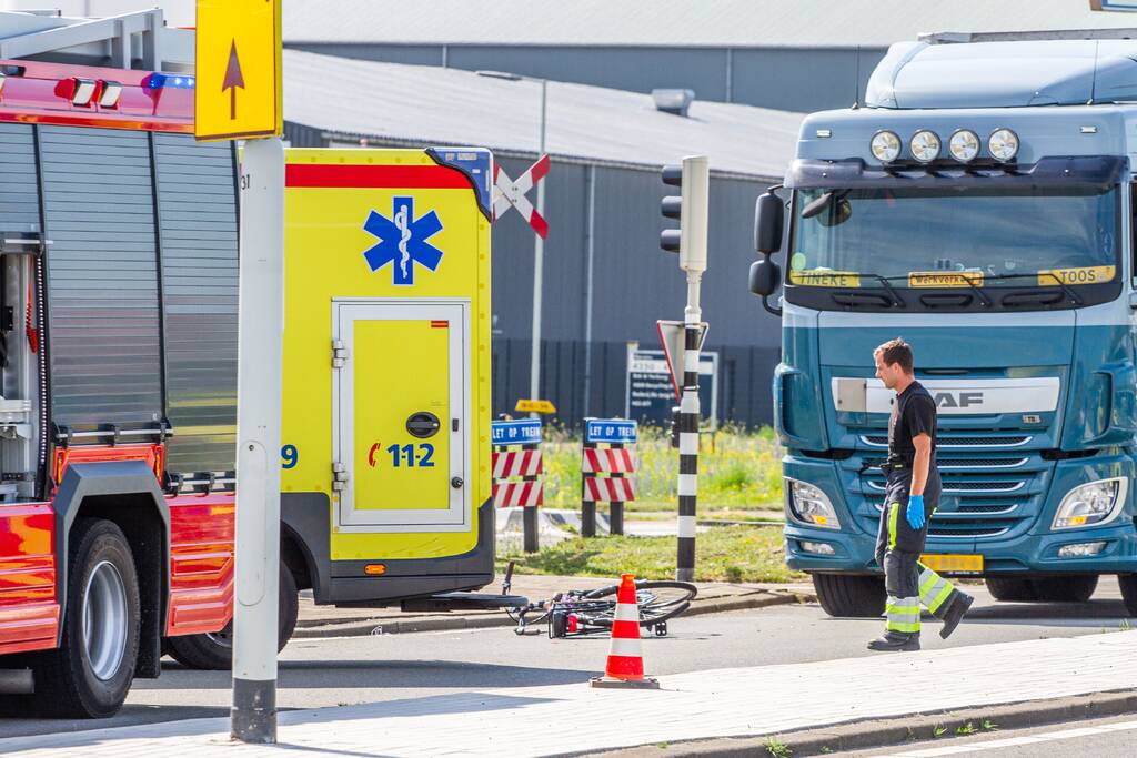 Fietser aangereden door vrachtwagen