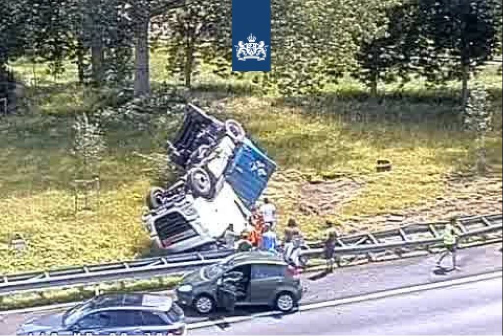 Vrachtwagen op de kop in de berm na aanrijding