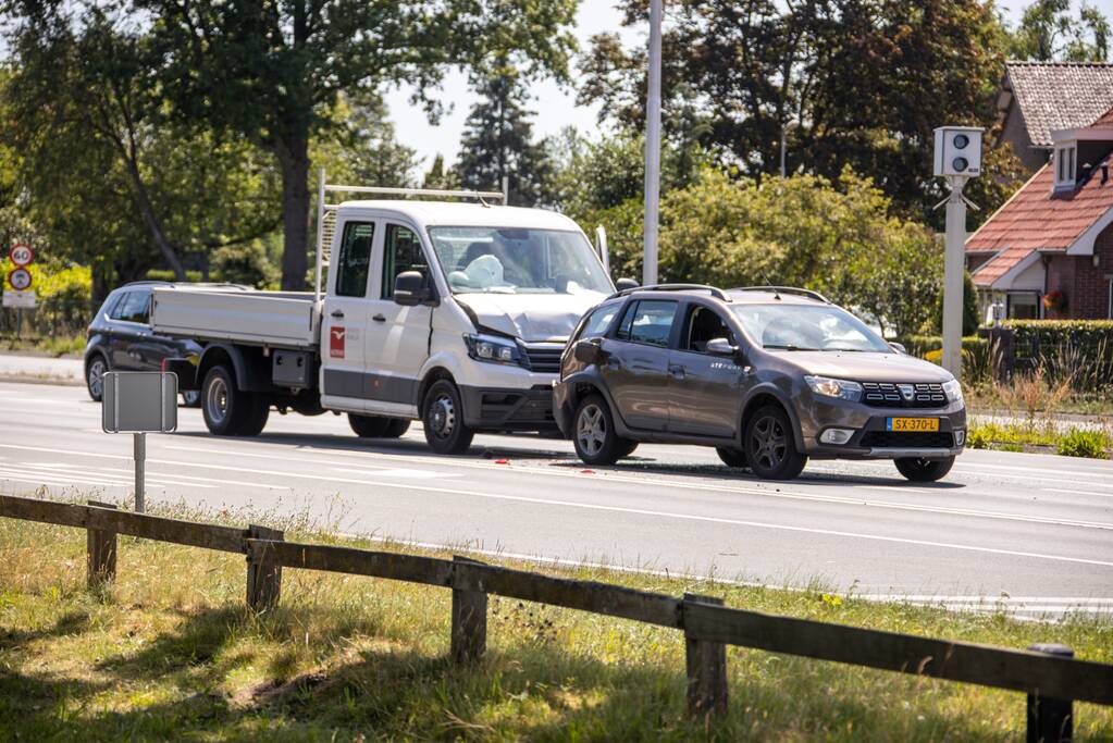 Bakwagen botst achterop personenwagen