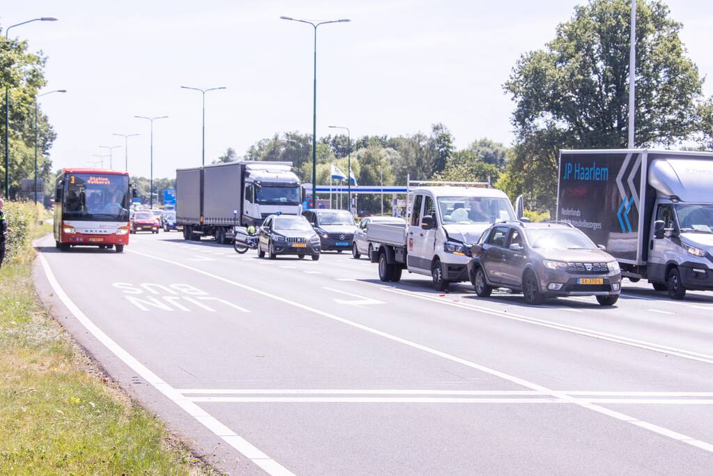 Bakwagen botst achterop personenwagen
