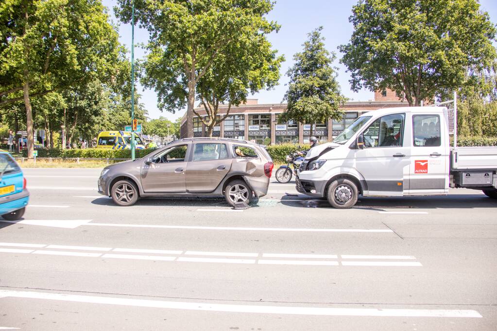 Bakwagen botst achterop personenwagen